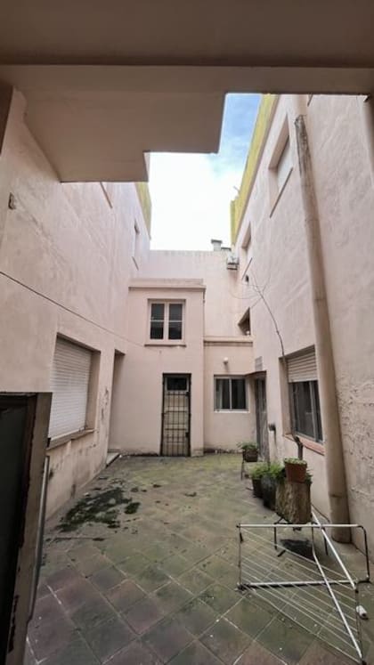 Con acceso por Santa María del Buen Aire al 535, se accede a una de las viviendas que consta de cochera, depósito, dos habitaciones con entrepiso, cocina, baño y una tercera habitación.