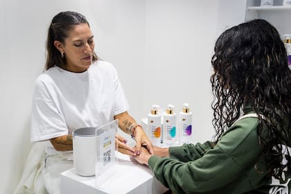 Con activos de grado facial como ácido hialurónico y niacinamida, los nuevos serums corporales de Dove tienen una textura súper ligera.
