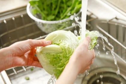 Con agua corriente: esa es la mejor forma de lavar las frutas y verduras frescas incluso en tiempo de coronavirus.