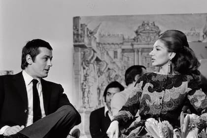 Con Alain Delon durante un programa de televisión.