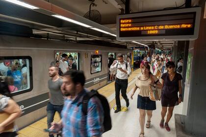 Con algunas demoras, la linea C, reabrió sus puertas