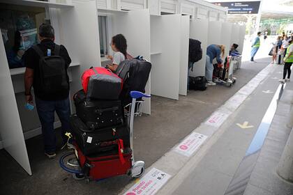 El gobierno de la ciudad dispuso 25 cubículos para la realización de tests de Covid-19 por saliva a la salida de la Terminal A del aeropuerto