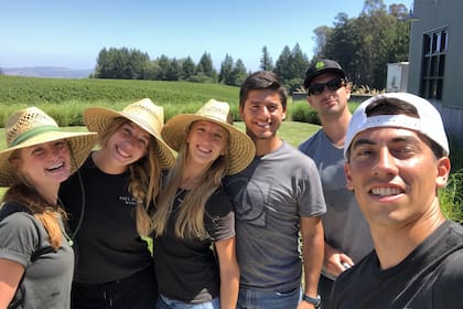 Con algunos de sus compañeros de trabajo, oriundos de Alemania, Italia, Argentina y Estados Unidos.