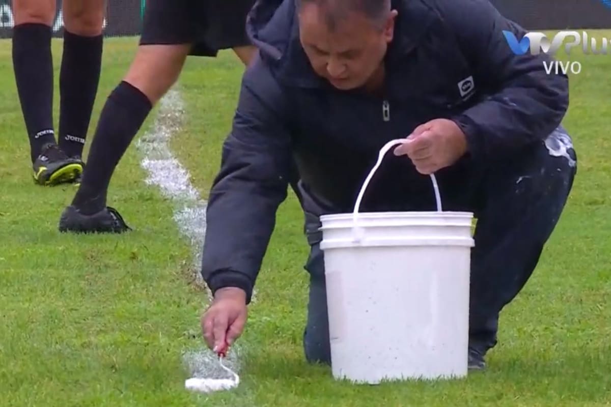Con algunos problemas en el fútbol uruguayo: la línea que divide la mitad de la cancha no está muy recta que digamos... Sucedió en Peñarol vs. Progreso