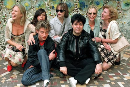 Almodóvar durante la promoción de la película Todo sobre mi madre, junto a Cecilia Roth, Candela Pena, Antonia Sanjuan, Rosa María Sarda, Marisa Paredes y Eloy Azorín