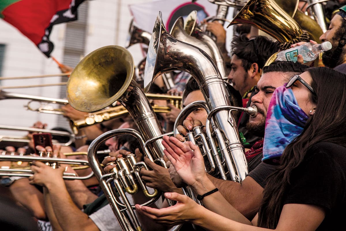 Con alta presencia de músicos y bandas, las marchas se repiten a diario en Santiago