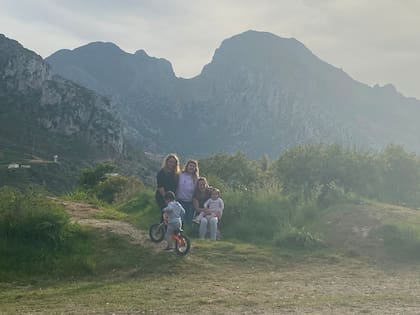 Con amigas, de paseo, detrás de la montaña la Mujer Muerta