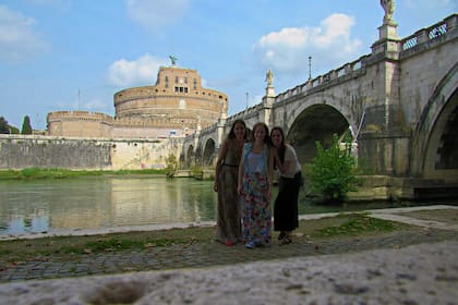 Con amigas por el Tevere, solo falta el mate