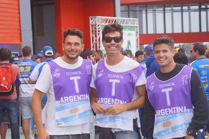 Con amigos trabajando de técnico en el Moto GP de Termas de Río Hondo.