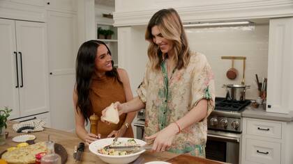 Charlas en la cocina, una combinación de ingés y castellano. "El músculo del salero", le explicó Delfina a Meghan a la hora de rallar el queso parmesano