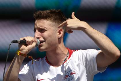 Con <i>Tres puntos suspensivos</i>, Wos amplía su paleta sonora