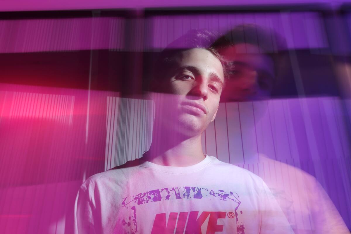 Con <i>Tres puntos suspensivos</i>, Wos amplía su paleta sonora