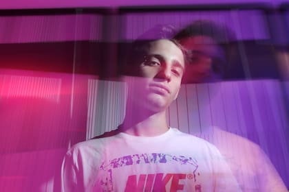 Con <i>Tres puntos suspensivos</i>, Wos amplía su paleta sonora