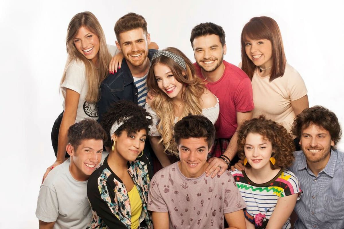 Con Ángela Torres y Gastón Soffritti en el centro, este es el joven elenco de Simona. Algunas caras conocidas (Agustín de Marama), y muchas otras por conocer.