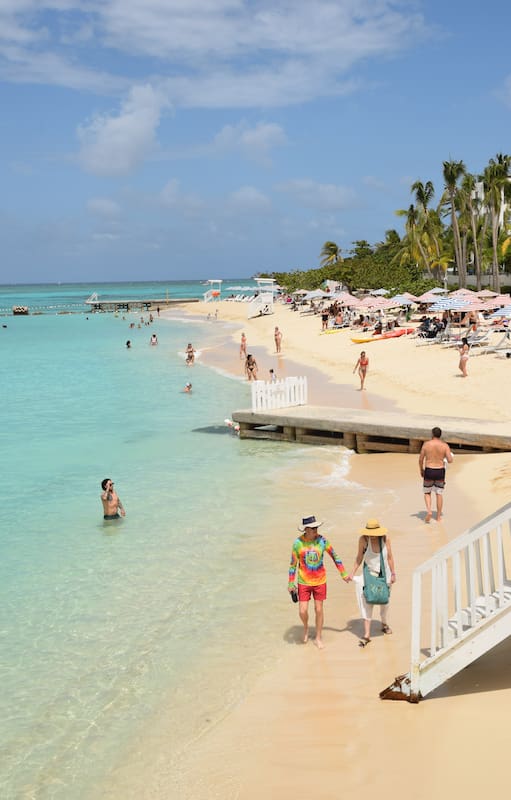 Con apenas 235 km de largo y 80 km de ancho, la isla es fácil de recorrer para descubrir sus distintas playas y atractivos