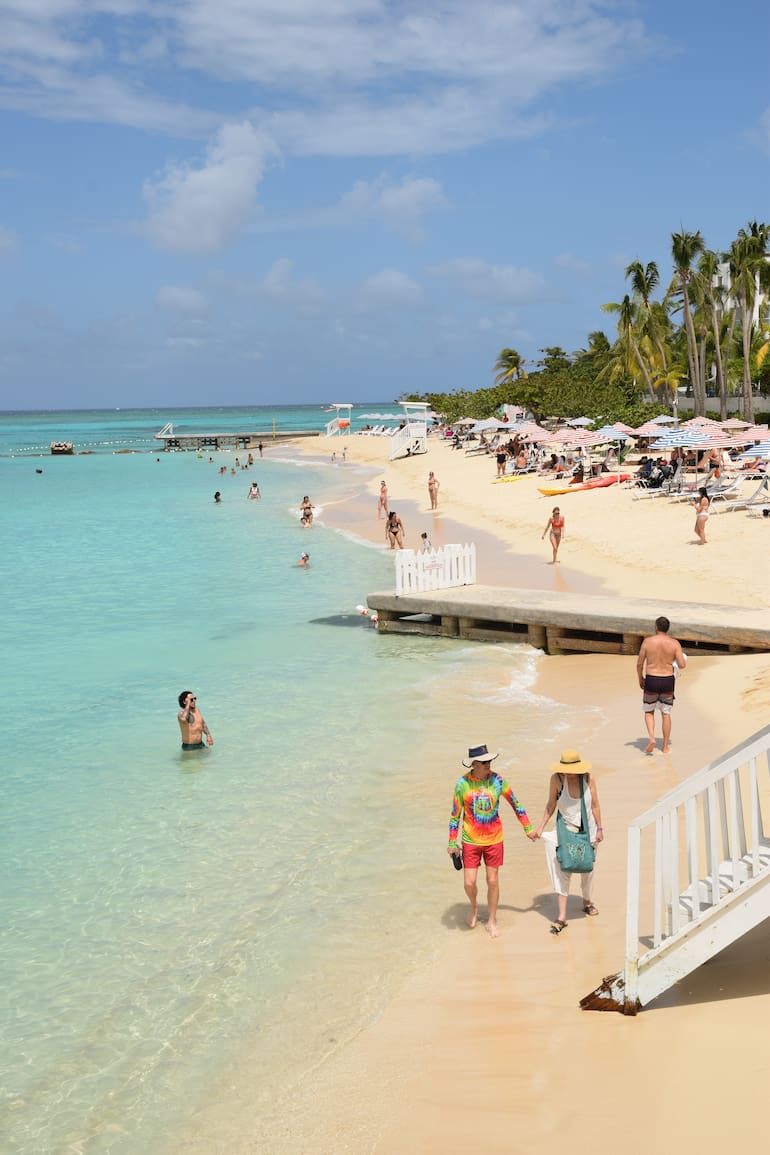 Con apenas 235 km de largo y 80 km de ancho, la isla es fácil de recorrer para descubrir sus distintas playas y atractivos