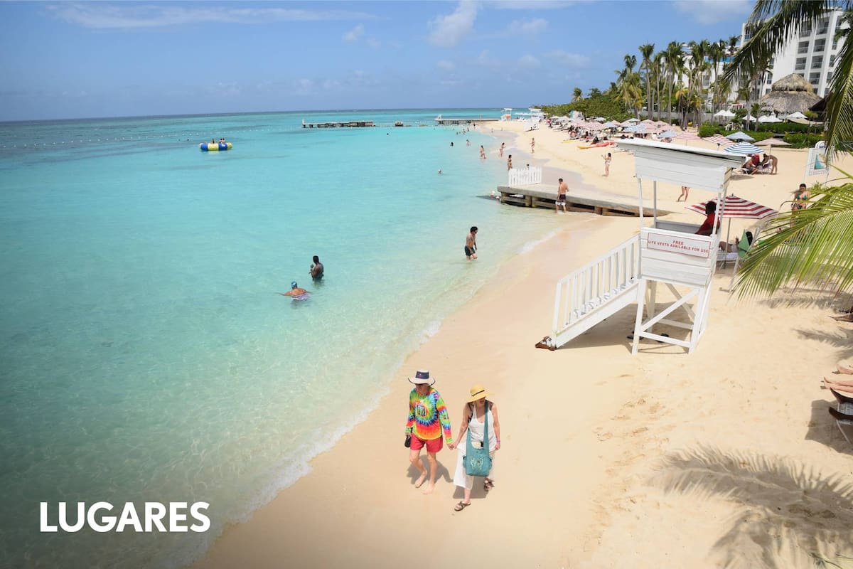 Con apenas 235 km de largo y 80 km de ancho, la isla es fácil de recorrer para descubrir sus distintas playas y atractivos