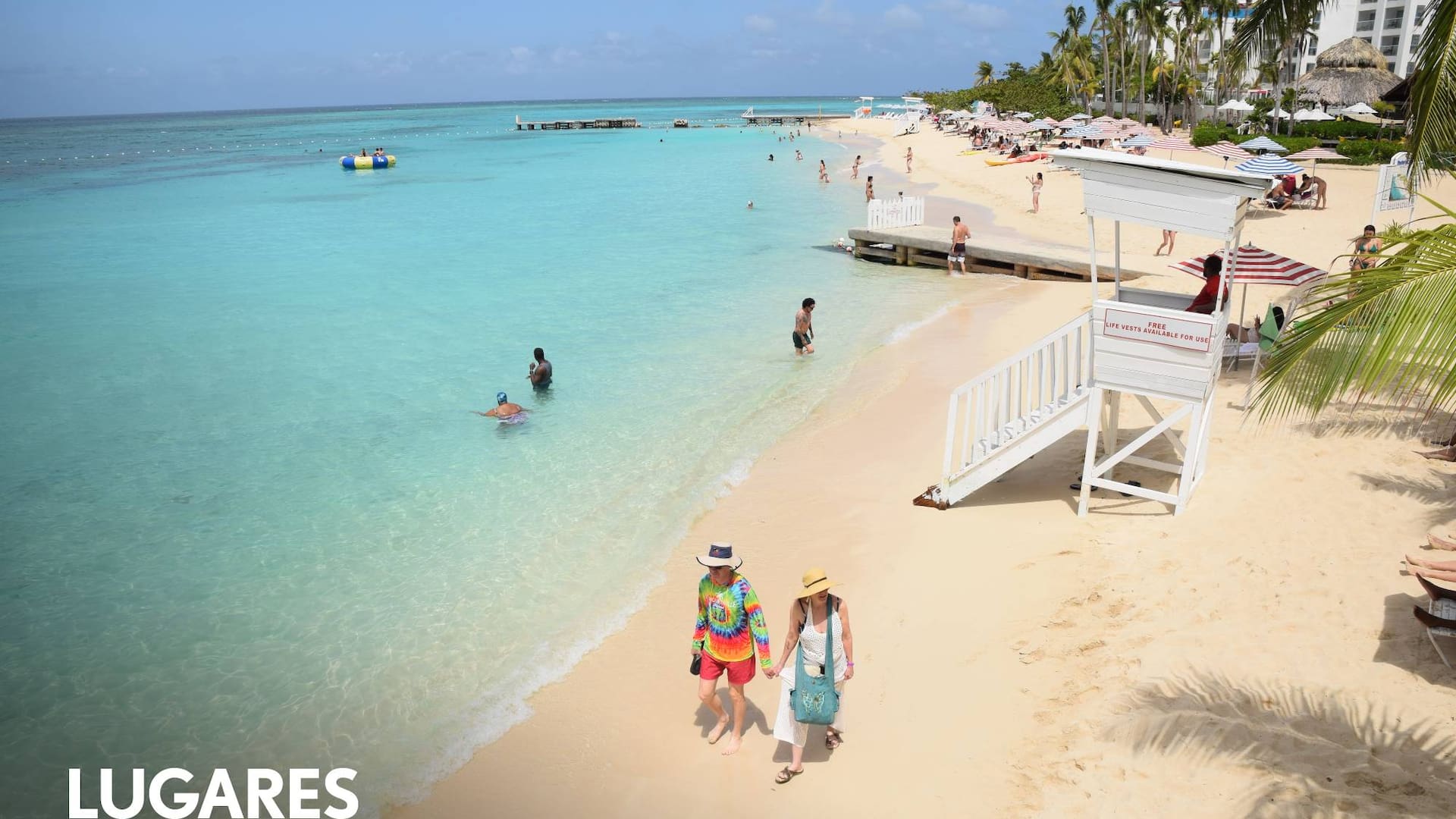 Con apenas 235 km de largo y 80 km de ancho, la isla es fácil de recorrer para descubrir sus distintas playas y atractivos