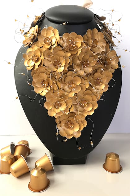 Con apliques de flores