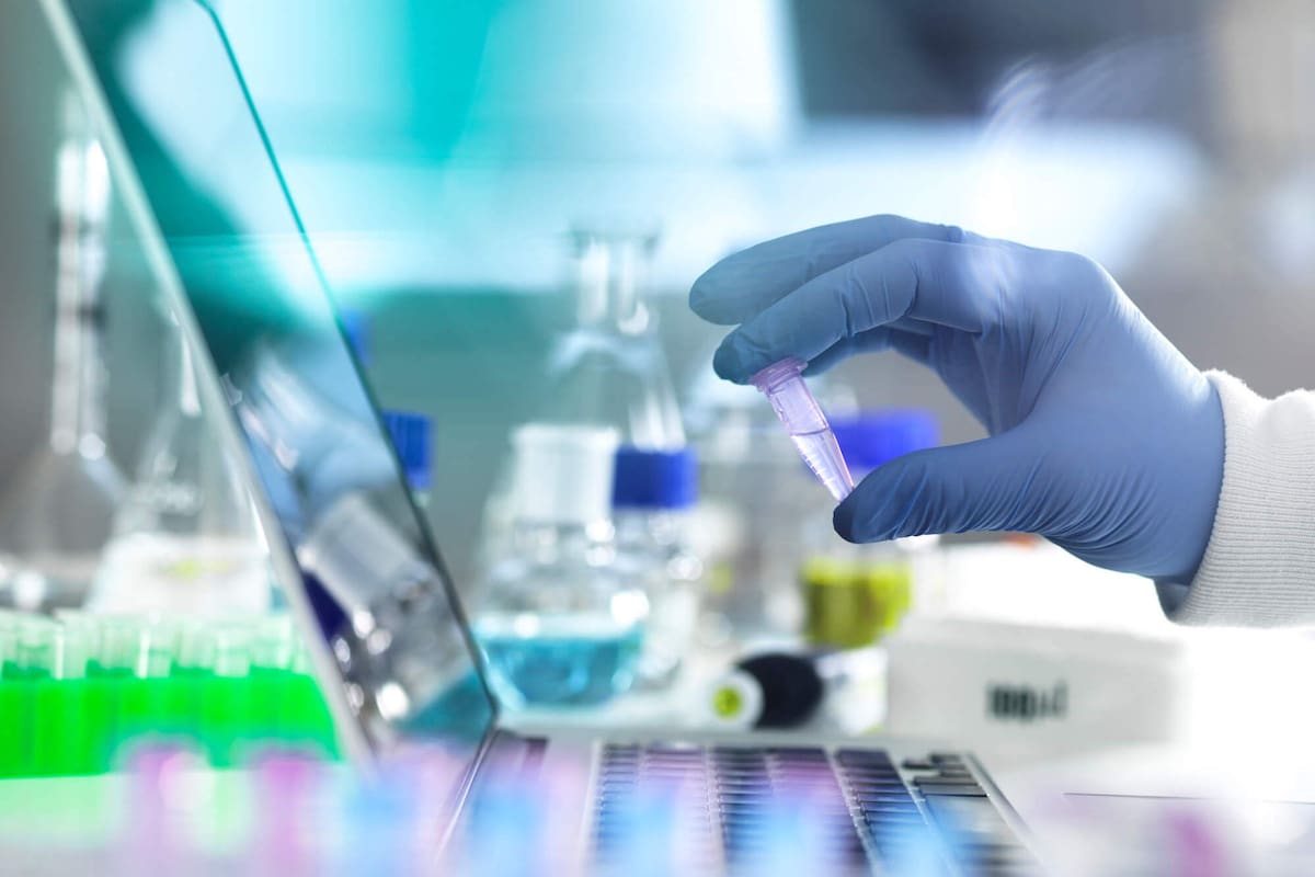 Con aporte de 25 millones de dólares, la fundación de Priscilla Chan y Mark Zuckerberg anunció una asociación con la fundacion Bill y Melinda Gates para apoyar el tratamiento de coronavirus