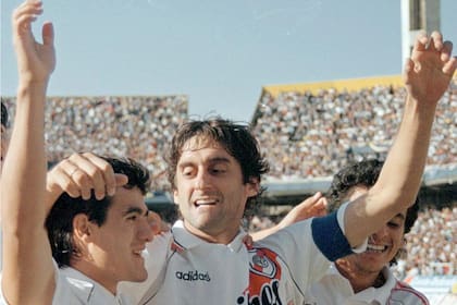Con Ariel Ortega y Roberto Monserrat, en uno de los tantos festejos a fines de los 90