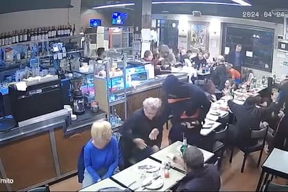 Con armas de fuego y trompadas, robaron una pizzería de Boedo llena de comensales en 60 segundos