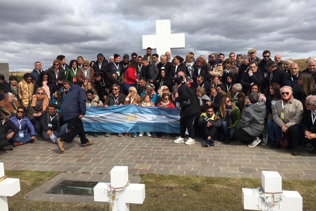 Con aval de los isleños, los familiares desplegaron hoy la insignia en el cementerio de Darwin