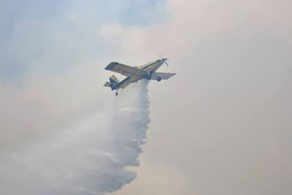 Con aviones hidrantes combaten el fuego