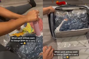 Con ayuda de bolsas plásticas, la mujer colocó todas sus pertenencias en una valija pequeña