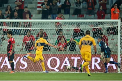 Con ayuda del desvío en Pedro Henrique, Alexis Mac Allister acaba de conseguir el gol de Boca frente a Paranaense y de regalarse un debut óptimo.