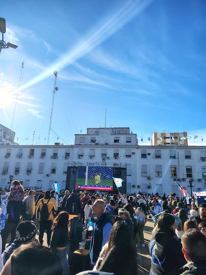 Con banderas y remeras de Argentina, celebran los hinchas