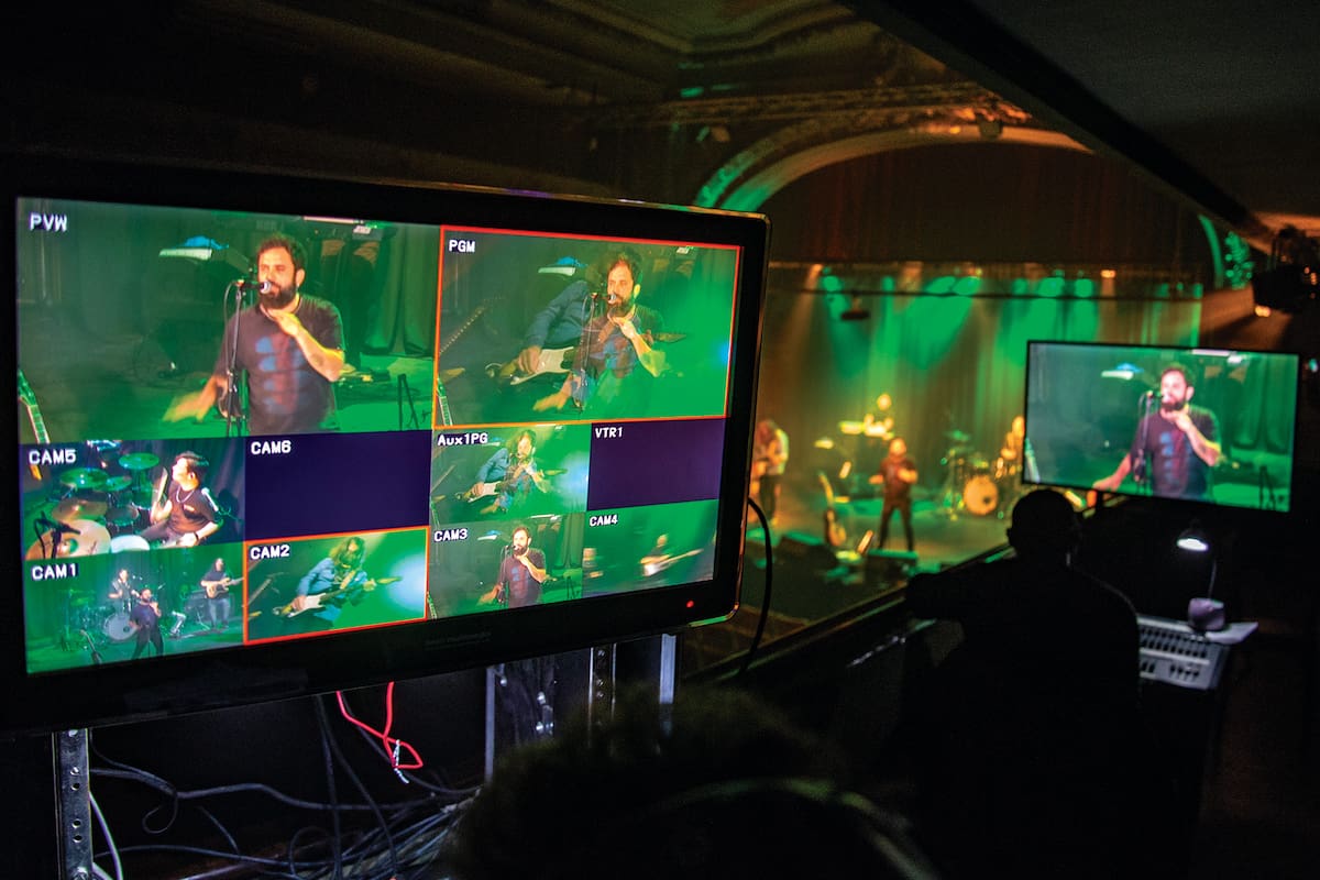 Con barbijo, distanciamiento social y el regreso a una fase con más actividades flexibilizadas, los artistas ahora pueden volver a tocar en directo, pero sin público. ¿Cuándo podremos ir otra vez a recitales como los de antes?