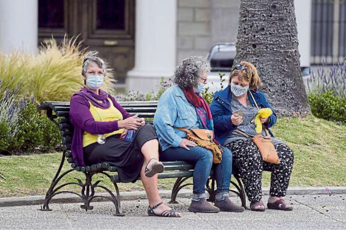 Con barbijos, pero sin distancia en una plaza de Montevideo