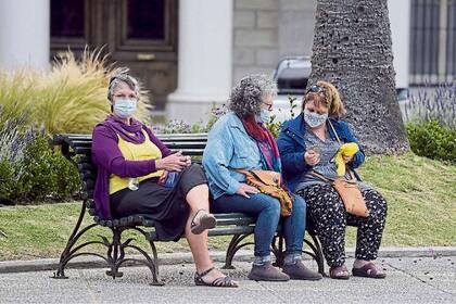 Con barbijos, pero sin distancia en una plaza de Montevideo