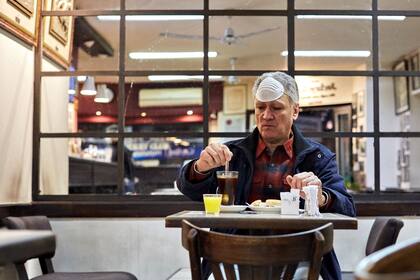 Con barbijos y mucha distancia, abrieron los cafés en Mendoza