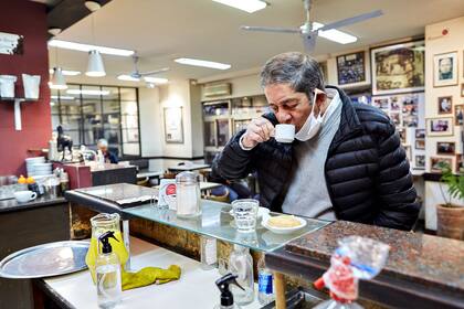 El uso de barbijo es obligatorio dentro de los cafés
