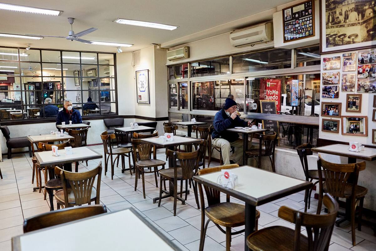 Con barbijos y mucha distancia, abrieron los cafés en Mendoza