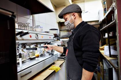 Con barbijos y mucha distancia, abrieron los cafés en Mendoza