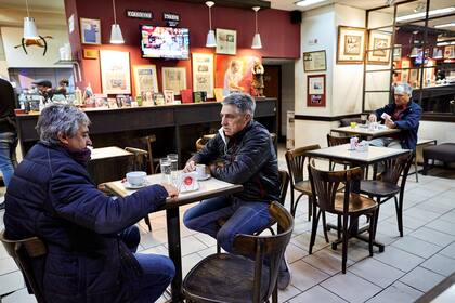 Los locales deben funcionar solo al 50% de su capacidad