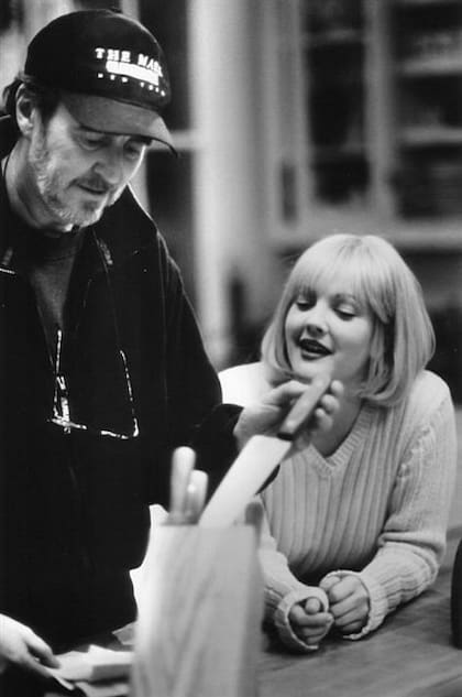 Wes Craven con Drew Barrymore en Scream