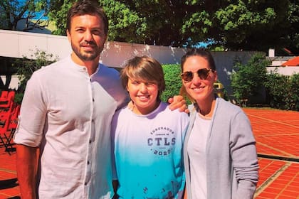 Con
Beltrán, su hijo mayor, y su mujer Emilia, en 2020