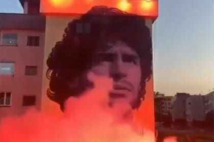 Con bengalas desde el piso y desde la terraza, fanáticos de Napoli presentaron un mural de Diego Maradona
