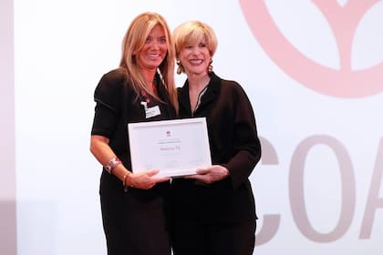 Con Betina Bulgheroni entregando Premio a la Solidaridad