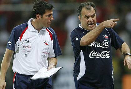 Con Bielsa en la selección de Chile: allí comenzó su nueva etapa en el fútbol, al lado de su referente