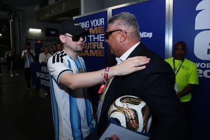 Con Bizarrap tras la victoria ante Inglaterra