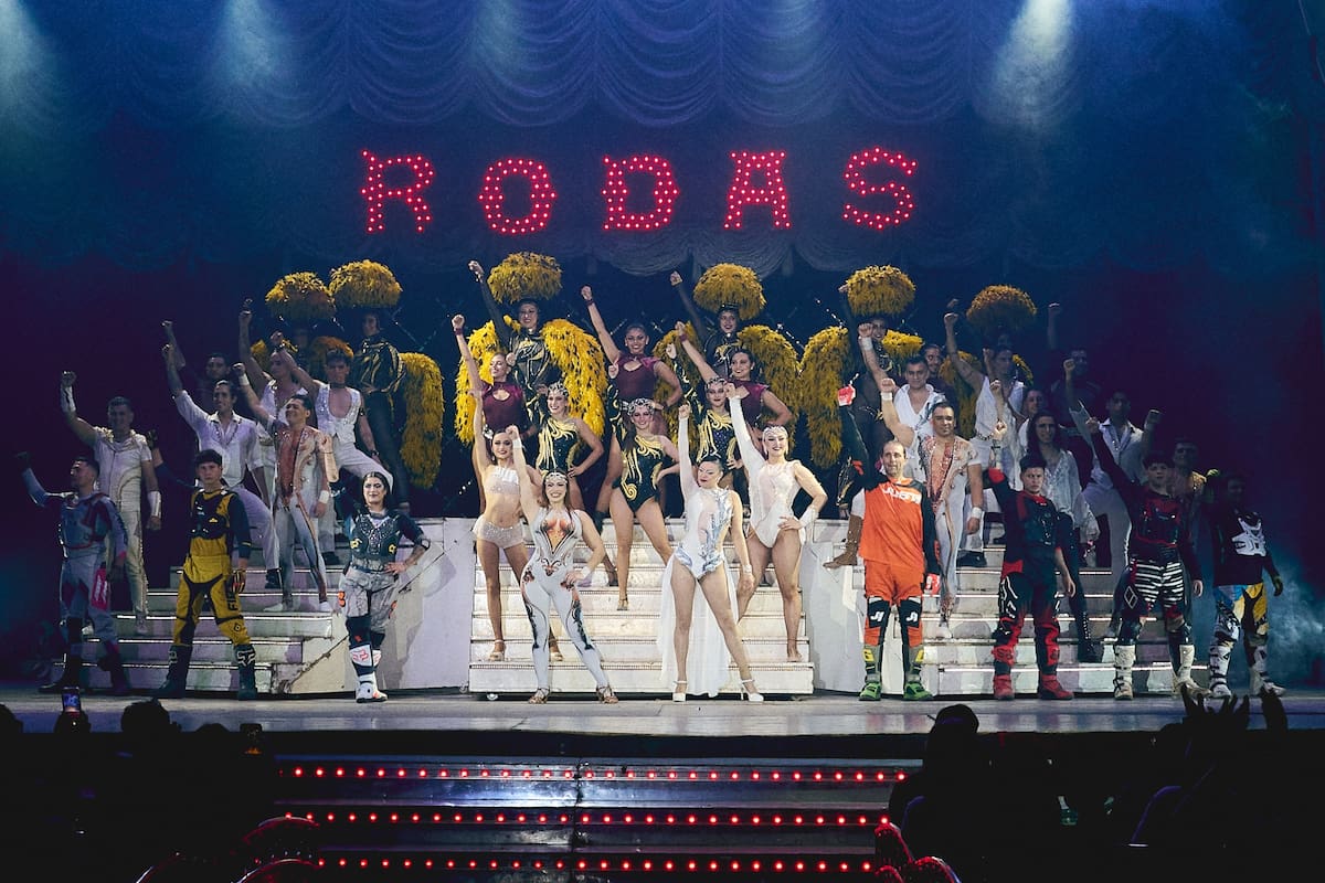 Con buen ritmo, durante las casi tres horas que dura cada función del Circo Rodas —con un intervalo incluido— la pista central captura la atención de grandes y chicos con su variedad de números