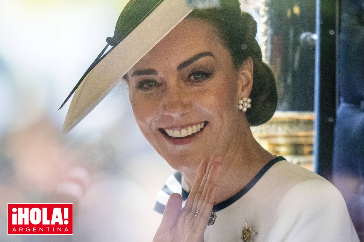 Con buen semblante, Kate saludó a la gente, encantada de verla después de tanto tiempo. Su última aparición pública fue seis meses atrás, en la misa de Navidad de Sandringham.