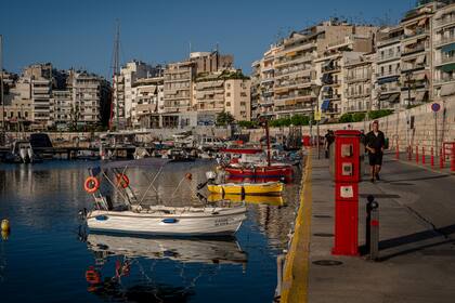 Con buenas vistas y fácil acceso a los transbordadores del puerto que van a las islas griegas, el barrio de Pasalimani, en El Pireo, ha atraído a muchos inversores extranjeros