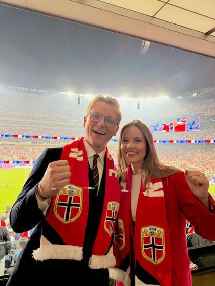 Con bufandas de la selección, los hermanos aplaudieron, gritaron y se abrazaron ante cada gol en un estadio lleno de fans que no pararon de corear el Viking Row (remo vikingo), la gran celebración viral de los hinchas noruegos
