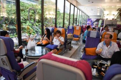 Con butacas de avión y azafatas, la nueva propuesta de Thai Airways, en Bangkok